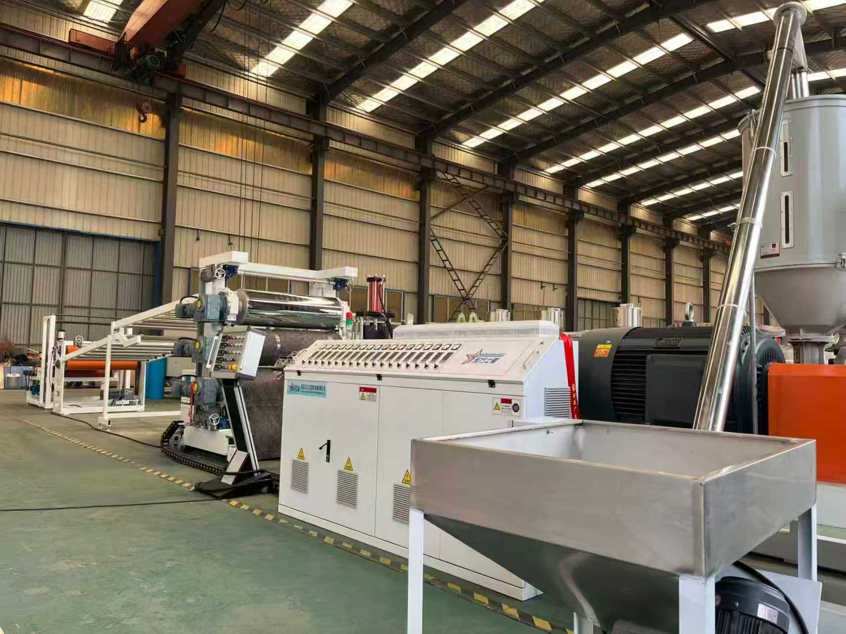 КИНГДАО ЕАСТСТАР поздравља клијенте за преглед опреме против клизања ТПЕ/ТПВ/ТПУ/ТПР