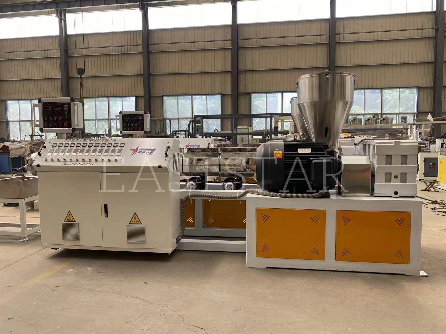 Наш технички тим спроводи прецизну монтажу ТССК65 паралелног двопужног гранулатора за нашег арапског клијента