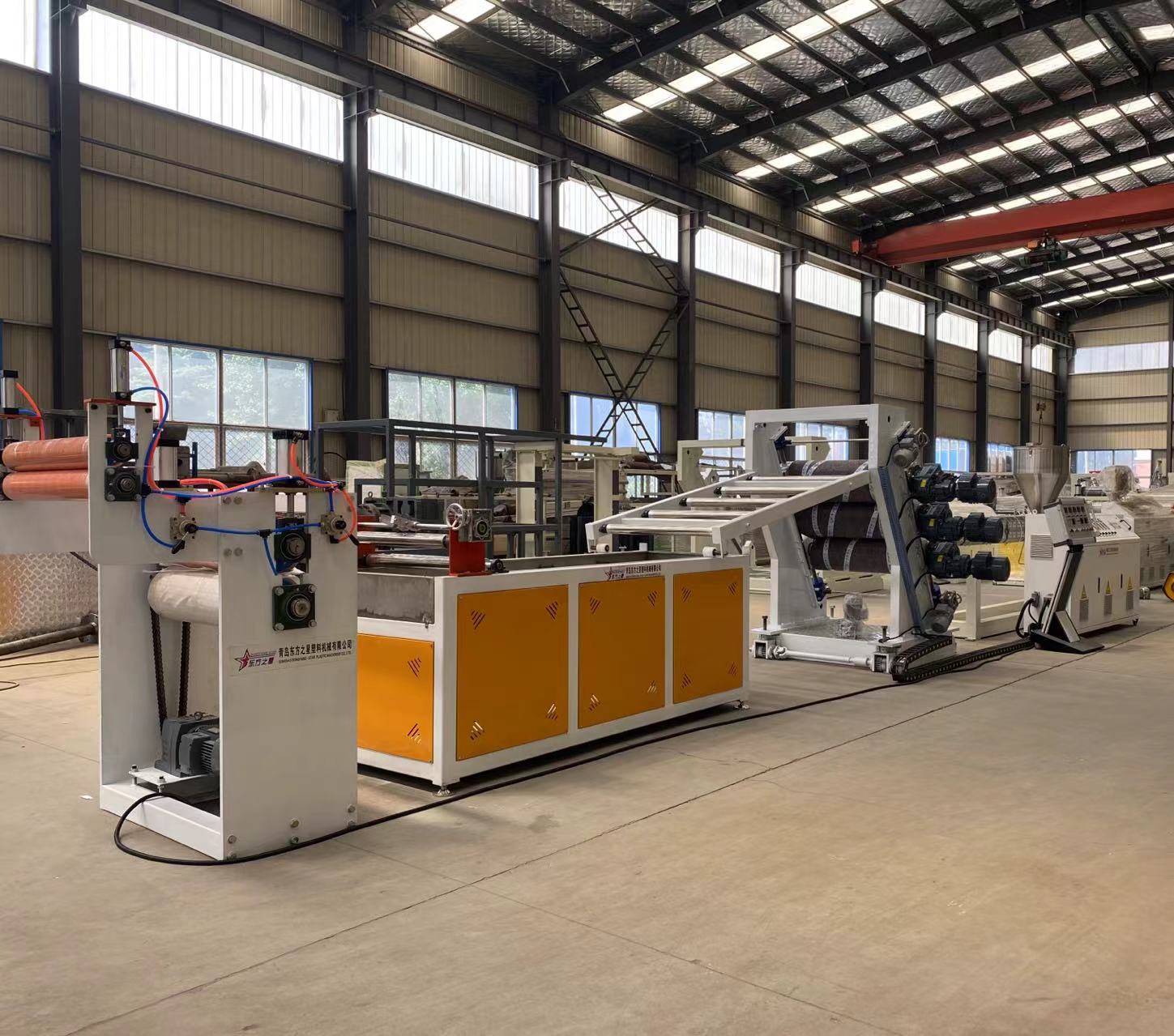 Професионална решења за производну линију флексибилних ПВЦ завеса за врата омогућавају ефикасну производњу индустријских завеса за врата