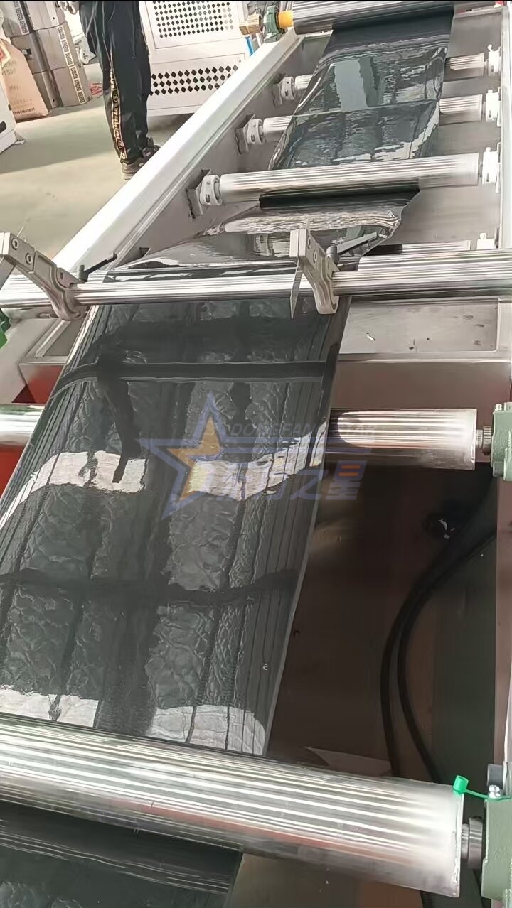 Купац посећује фабрику Кингдао ЕАСТСТАР ради пробног рада линије за производњу листова за саднице ПП/ПС на лицу места